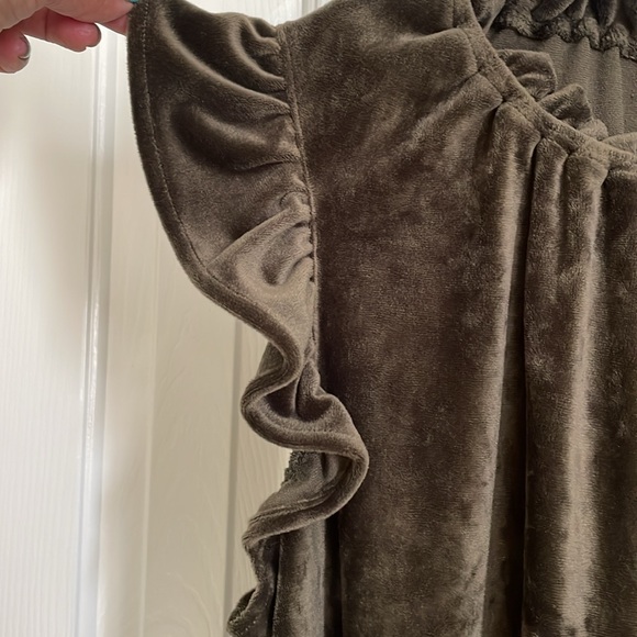 Crushed Velvet Olive Ruffle top by Ella Blue . NEW with tags . Size Small - Picture 4 of 6